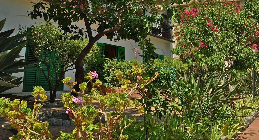 Seafront Apartments Garden House Taormina Ruang foto